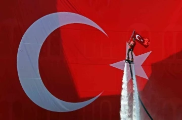 Antalya’da turistleri hayran bırakan ’Türk bayraklı’ 30 Ağustos gösterisi
