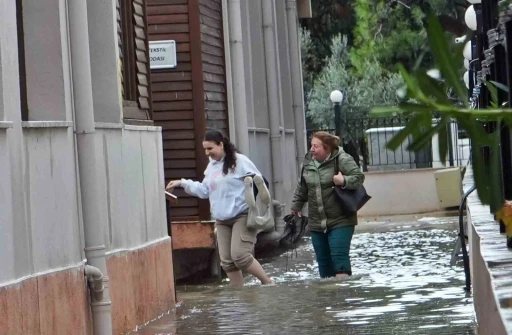 Antalya’da ünlü turizm merkezi sular altında
