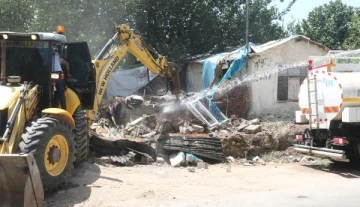 Antalya'da yabancı uyrukluların kaldığı 5 gecekondu yıkıldı