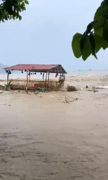 Antalya'da yağmur sonrası dere taştı; Adrasan'da turizm tesisleri zarar gördü