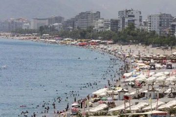 Antalya'da yüksek sıcaklık nedeniyle sahile ilgi düştü