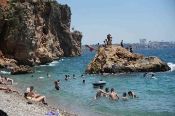 Antalya’da yüzde 90’a varan nem oranı bunalttı
