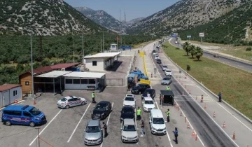 Antalya girişinde 2 kilometrelik araç kuyruğu; denetim yapan polislerden tatilcilere çikolata ikramı