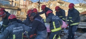 Antalya itfaiyesi Hatay’da enkazdan bir bebeği kurtardı
