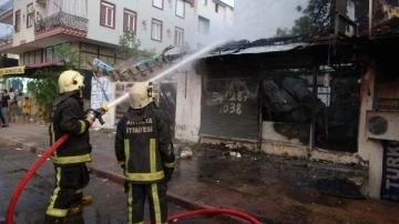 Antalya Kepez'de çıkan yangında 2 dükkan küle döndü