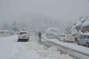 Antalya-Konya karayolunda yoğun kar yağışı sürücülere zor anlar yaşatıyor
