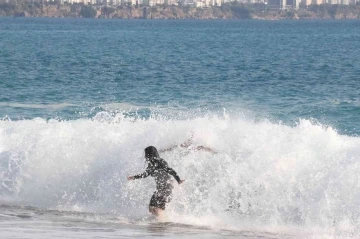 Antalya’nın batısında sağanak yağmur: Dünyaca ünlü sahilde dalga keyfi
