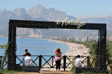 Antalya’nın simgelerinden çiçekli fotoğraf çerçevesi aşırı sıcaklara dayanamayarak kurudu
