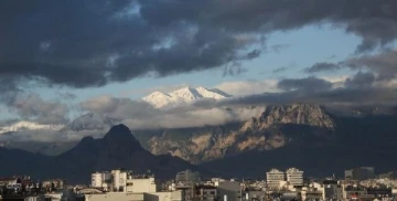 Antalya'nın yüksek kesimlerine kar yağdı