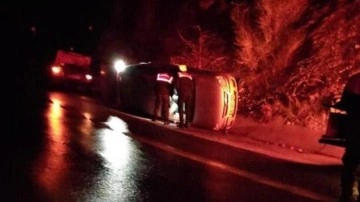 Antalya&rsquo;da hafif ticari araç takla attı: 3 yaralı