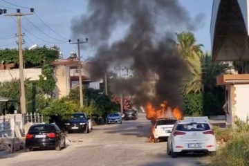 Antalya'da park halindeki otomobilin alev alev yandığı anlar kamerada