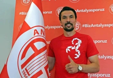Antalyaspor kaleci Alperen Uysal ile 2+1 yıllığına anlaştı
