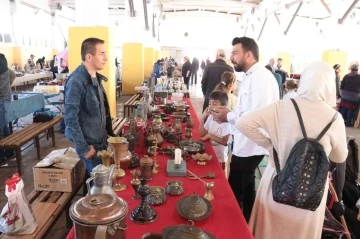 Antika Pazarı’nda ürünler yoğun ilgi görüyor
