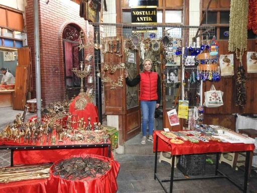 Antikacı kadın zorluklara rağmen babasının mirasını yaşatıyor
