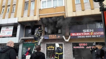 Apartmanda çıkan yangın paniğe yol açtı
