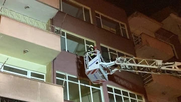 Apartmanın 3. katındaki yangın ekipler tarafından söndürüldü
