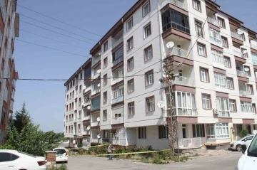 Apartmanın 4’üncü katından düşen zihinsel engelli çocuk yaşama tutunamadı
