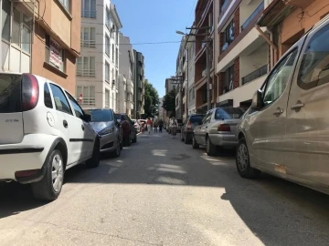 Ara sokaklar çift şerit park eden araçlara teslim
