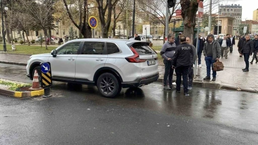 Aracın aynasının çarpması sonucu yere düşen adam başından yaralandı
