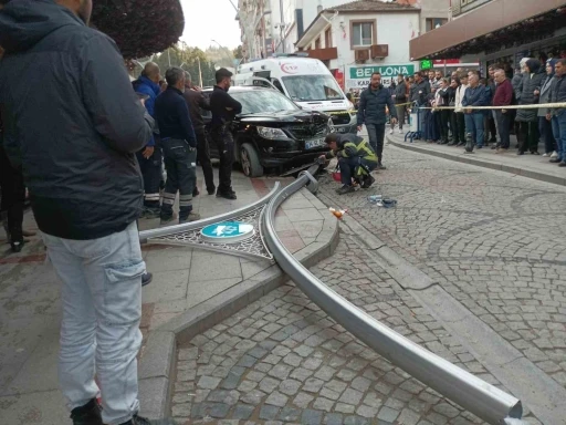 Aracın çarptığı aydınlatma direği yayaların üzerine düştü: 6 yaralı
