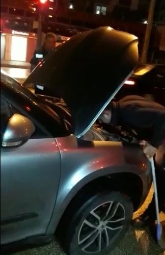 Aracın motor kısmında sıkışan kediyi itfaiye ekipleri kurtardı
