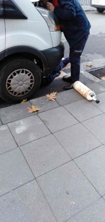 Aracın motoruna giren kediyi itfaiye kurtardı
