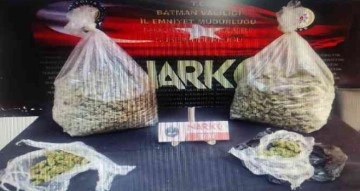 Aracından 4 kilo 440 gram uyuşturucu çıkan sürücü kıskıvrak yakalandı