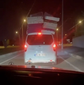 Aracının üzerine yatakları dizdi, trafikte tehlike saçtı
