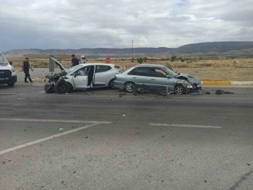 Araçların hurdaya döndüğü kazada 1 kişi yaralandı
