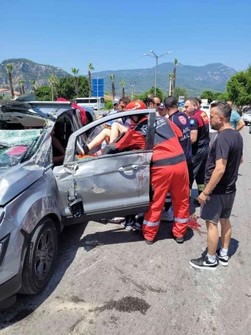 Araçta sıkışan vatandaşı itfaiye kurtardı
