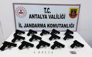 Aranan 3 şüpheli, ruhsatsız 14 tabancayla yakalandı