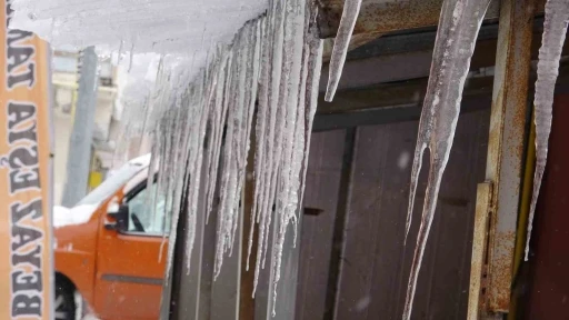 Ardahan’da soğukla birlikte çatılarda buz sarkıtları oluştu
