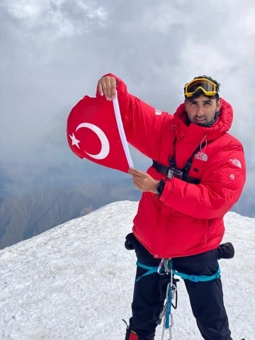 Ardahanlı dağcılar Gürcistan’ın en yüksek dağına çıktı
