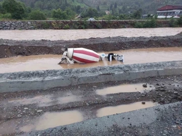 Arhavi’de taşan dere beton mikseri devirdi
