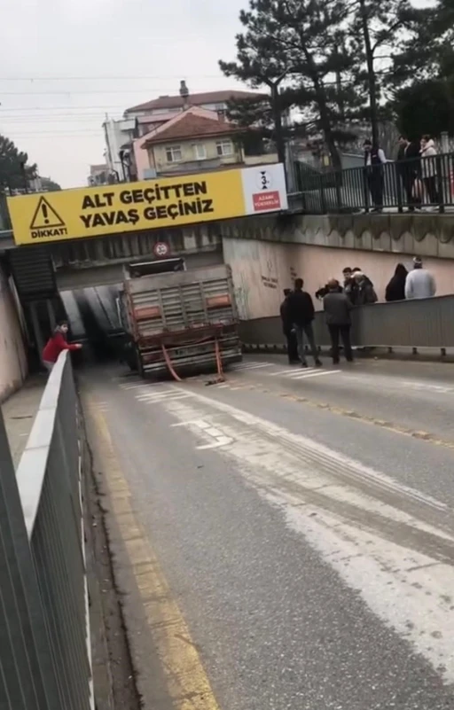 Arifiye alt geçidine bu kez tır sıkıştı
