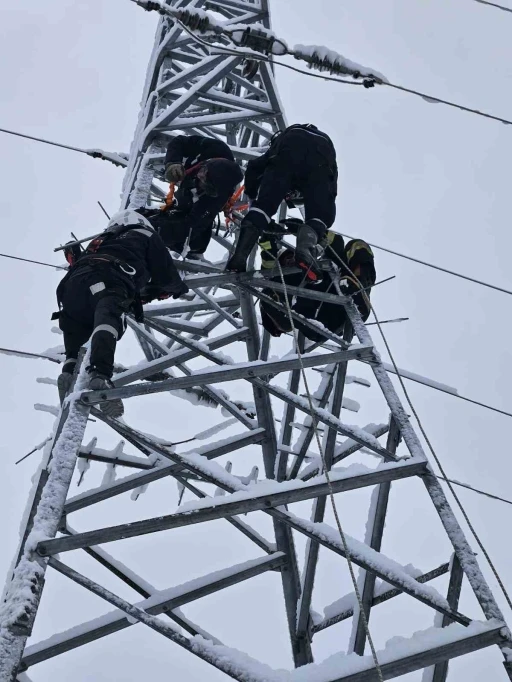 Arıza gidermek için çıktığı elektrik direğinde akıma kapıldı
