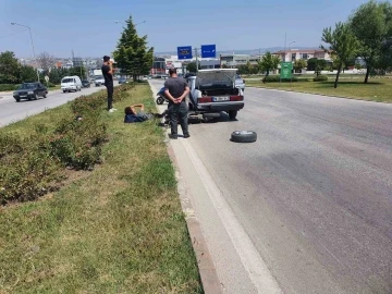 Arıza yapan otomobile çarpan motosiklet sürücüsü yaralandı
