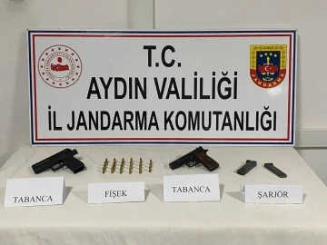 Arka koltuğa saklanan silahlar, jandarmanın dikkatinden kaçmadı
