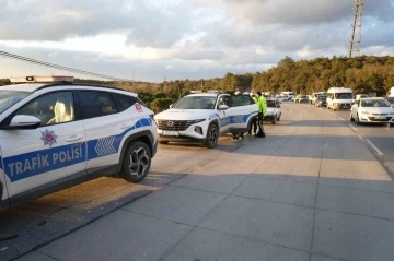 Arnavutköy’de emniyet şeridi uygulamasında ceza yiyen sürücüden polise ilginç tepki, “Kuran-ı Kerim üzerine yemin eder misin?”
