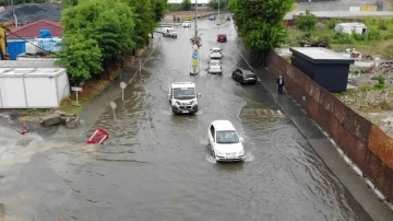 Arnavutköy’de göle dönen yolda sürücülerin zor anları
