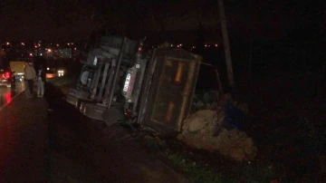 Arnavutköy’de hafriyat kamyonu devrildi
