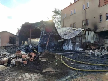 Arnavutköy’de iş yeri deposu alev alev yandı
