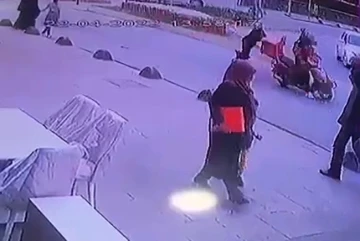 Arnavutköy’de kadının ölümden döndüğü kaza kamerada
