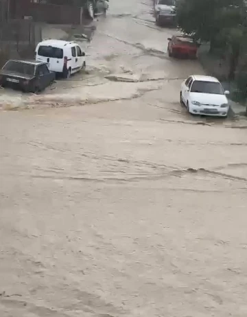 Arnavutköy’de yollar göle döndü, araçlar suya gömüldü, bir evi su bastı
