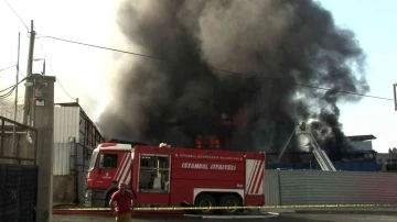 Arnavutköy’deki fabrika yangınına müdahale eden bir vatandaş dumandan etkilendi
