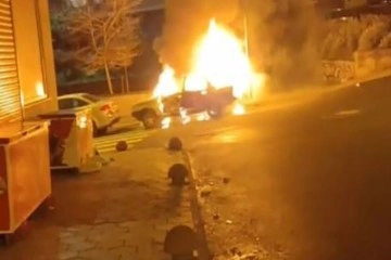 Arnavutköy'de park halindeki otomobil alev topuna döndü