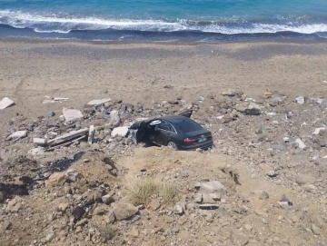 Arsuz’da tekeri patlayan otomobil uçuruma yuvarlandı: 2 yaralı
