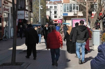 Artan hava sıcaklığını fırsat bilen vatandaşlar adeta sokaklara döküldü
