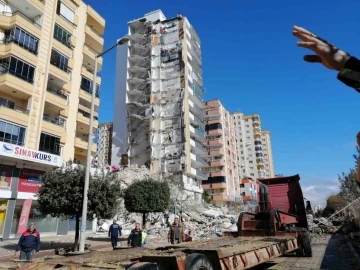 Artçı depremde binalar yıkıldı
