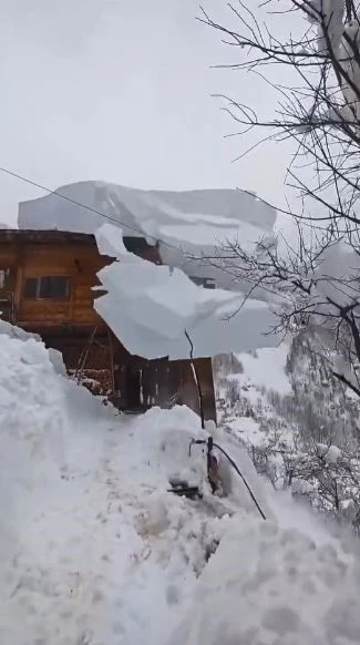 Artvin’de çatıdan düşen kar kütlesini görüntülemek isterken az kalsın altında kalıyordu
